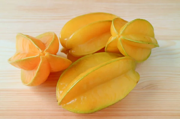 Heap Fresh Ripe Star Fruits Carambola Isolated Wooden Background — Zdjęcie stockowe