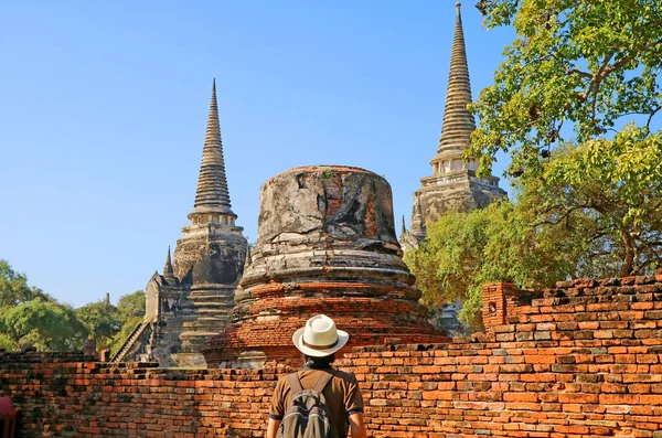 Návštěvník Ohromen Neuvěřitelnou Pagoda Zříceniny Wat Phra Sanphet Vnějšku Archeologického — Stock fotografie