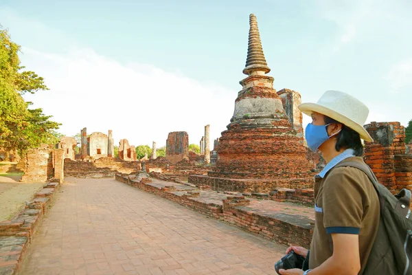 Návštěvník Maskou Během Návštěvy Wat Phra Sanphet Starého Královského Paláce — Stock fotografie