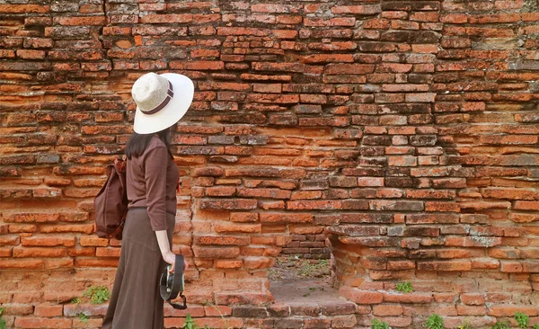 Female Traveler Walking Old Outer Wall Wat Phra Sanphet Archaeological — Zdjęcie stockowe