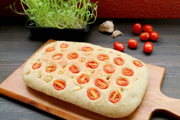 Delectable Fresh Baked Homemade Italian Tomato Garlic Focaccia Bread — Stock Photo, Image