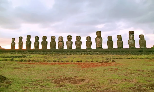 Amazing Gigantic Moai Statues Ahu Tongariki Ceremonial Platform Sunrise Easter — Foto de Stock