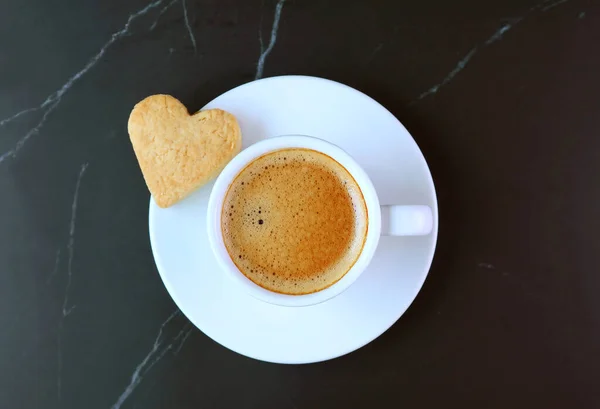 Top View Cup Coffee Heart Shaped Cookie Black Backdrop — Fotografia de Stock