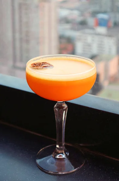 Glass Vibrant Orange Cocktail Rooftop Terrace Blurry Urban View Backdrop — ストック写真