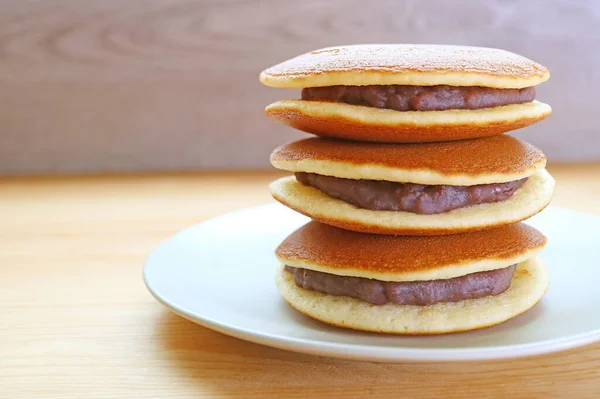 Stapel Mit Köstlicher Dorayaki Japanischer Azuki Bohnenpaste Anko Gefüllte Konfekte — Stockfoto