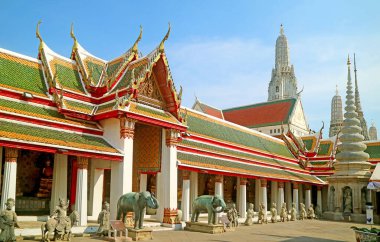 Wat Arun Tapınağı 'nın Çarpıcı Manastırı. Arka planda Iconic Holy Spire, Bangkok, Tayland