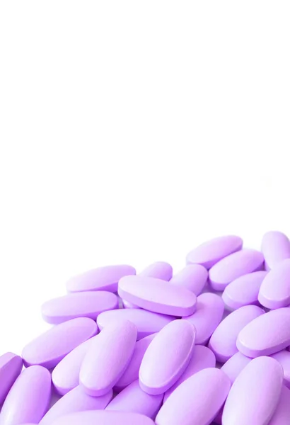 Stapel Lila Paarse Pillen Witte Achtergrond Met Kopieerruimte — Stockfoto