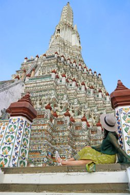 Bangkok, Tayland 'ın Iconic Landmark' larından biri olan Wat Arun 'un Merkezi Spire' ı Phraprang Kadın Ziyaretçi Etkileniyor