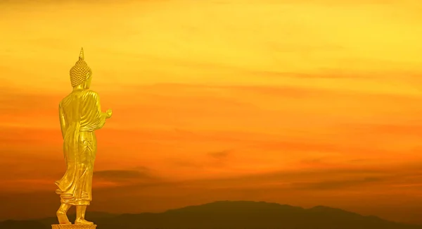 Immagine Buddha Dorato Gradiente Arancione Colore Alba Cielo Sopra Montagne — Foto Stock