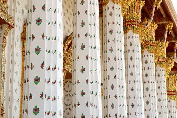 Wspaniałe Kolumny Sali Święceń Wat Arun Inkrustowane Pięknymi Szkliwionymi Ceramicznymi — Zdjęcie stockowe