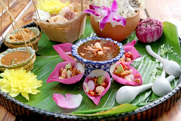 Leckere Frische Lotusblütenblätter Bohnenkraut Umhüllt Genannt Miang Kham Thai — Stockfoto