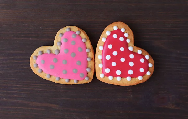 Paar Gepunktete Herzförmige Königliche Zuckerguss Kekse Auf Schwarzem Holzhintergrund — Stockfoto