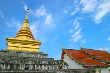 Wat Phra 'nın üst kısmı Chang Kham Worawihan Tapınağı' nın ana Chedi and Ordination Hall, Nan bölgesi, Kuzey Tayland