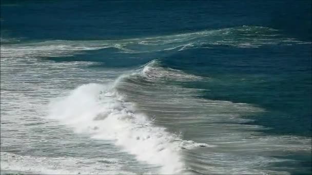Olas Del Océano Atlántico Salpicando Día Soleado Playa Copacabana Río — Vídeo de stock