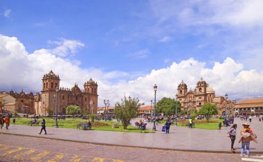 Cusco Katedrali ve Cusco, Peru, Güney Amerika 'daki Armas Meydanı' ndaki İsa Cemiyeti Kilisesi 'nin Panoramik Manzarası