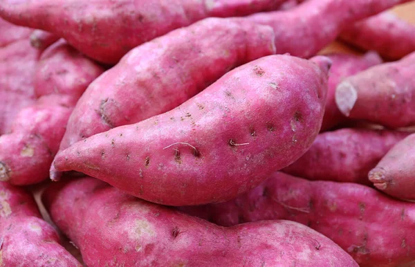Heap Closeup Raw Purple Sweet Potatoes Wooden Background — Stok Foto