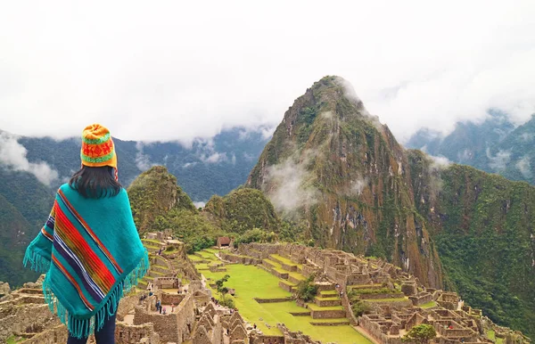 Female Visitor Impressed Spectacular Ancient Inca Ruins Machu Picchu Citadel — Stock Photo, Image