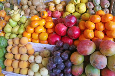 Güney Amerika 'nın Cusco şehrinde ünlü bir yerel market olan Mercado Central de San Pedro' nun içindeki meyve tezgahı.