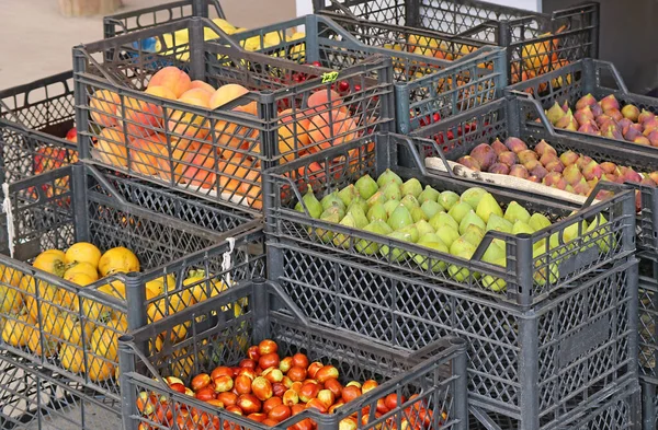 Pilhas Caixas Frutas Sortidas Venda Mercado Local Início Outono — Fotografia de Stock