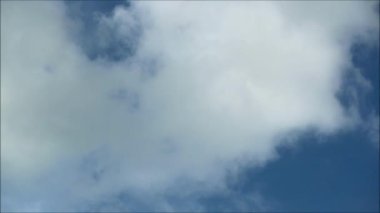 Mavi Gökyüzünde Beyaz Bulutların Zaman Hızı Görüntüsü