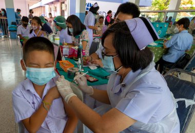 CHIANG MAI, THAILAND - 07 Mart 2022: Bir çocuk aşı kampanyası sırasında Pfizer-BioNTech COVID-19 aşısını (Comirnaty) aldı. Tayland, Baan Sankamphaeng Okulu 'nda 5-11 yaş arası çocukları aşılıyor..