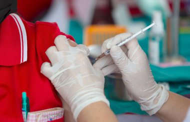 CHIANG MAI, THAILAND - 07 Mart 2022: Bir çocuk aşı kampanyası sırasında Pfizer-BioNTech COVID-19 aşısını (Comirnaty) aldı. Tayland, Baan Sankamphaeng Okulu 'nda 5-11 yaş arası çocukları aşılıyor..