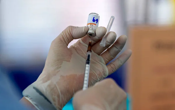 CHIANG MAI, THAILAND - 07 Mart 2022: Pfizer-BioNTech (Comirnaty) COVID-19 aşısını hazırlayan bir sağlık çalışanı, Chiang Mai, Tayland 'daki Baan Sankamphaeng Okulu' nda Pfizer aşısı yaptırdı..