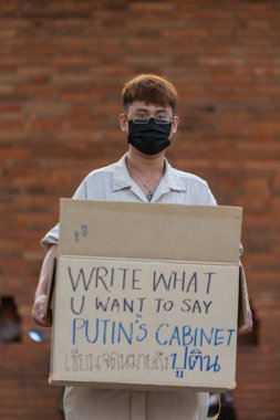 CHIANG MAI, THAILAND - 27 Şubat 2022: Bir protestocu Rusya 'nın Tha Phae Kapısı' ndaki Ukrayna işgaline karşı bir pankart tutuyor..