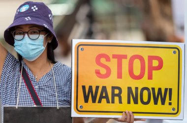 CHIANG MAI, THAILAND - 27 Şubat 2022: Bir protestocu Rusya 'nın Tha Phae Kapısı' ndaki Ukrayna işgaline karşı 