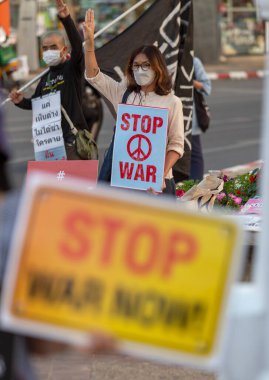 CHIANG MAI, THAILAND - 27 Şubat 2022: Bir protestocu Rusya 'nın Tha Phae Kapısı' ndaki Ukrayna işgaline karşı 
