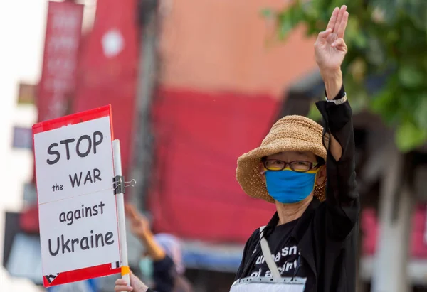 CHIANG MAI, THAILAND - 27 Şubat 2022: Bir protestocu Rusya 'nın Tha Phae Kapısı' ndaki Ukrayna işgaline karşı bir pankart tutuyor..