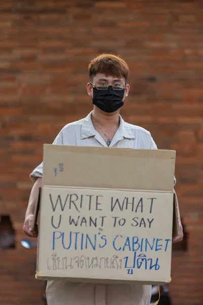 CHIANG MAI, THAILAND - 27 Şubat 2022: Bir protestocu Rusya 'nın Tha Phae Kapısı' ndaki Ukrayna işgaline karşı bir pankart tutuyor..