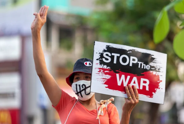 CHIANG MAI, THAILAND - 27 Şubat 2022: Bir protestocu Rusya 'nın Tha Phae Kapısı' ndaki Ukrayna işgaline karşı 