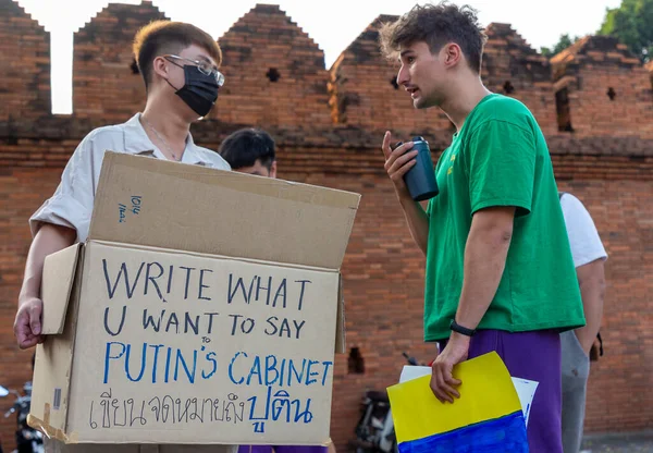 CHIANG MAI, THAILAND - 27 Şubat 2022: Bir protestocu Rusya 'nın Tha Phae Kapısı' ndaki Ukrayna işgaline karşı bir pankart tutuyor..