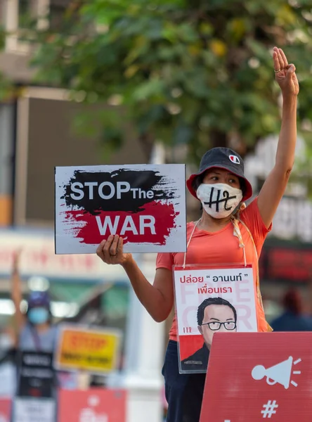 CHIANG MAI, THAILAND - 27 Şubat 2022: Bir protestocu Rusya 'nın Tha Phae Kapısı' ndaki Ukrayna işgaline karşı 