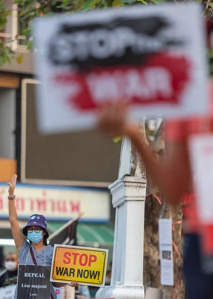 CHIANG MAI, THAILAND - 27 Şubat 2022: Bir protestocu Rusya 'nın Tha Phae Kapısı' ndaki Ukrayna işgaline karşı 