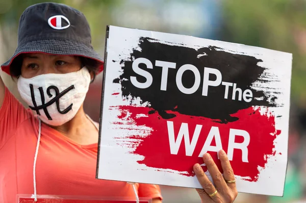 CHIANG MAI, THAILAND - 27 Şubat 2022: Bir protestocu Rusya 'nın Tha Phae Kapısı' ndaki Ukrayna işgaline karşı 