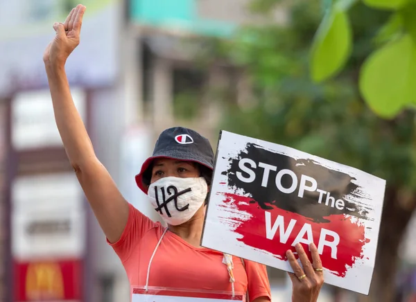 CHIANG MAI, THAILAND - 27 Şubat 2022: Bir protestocu Rusya 'nın Tha Phae Kapısı' ndaki Ukrayna işgaline karşı 