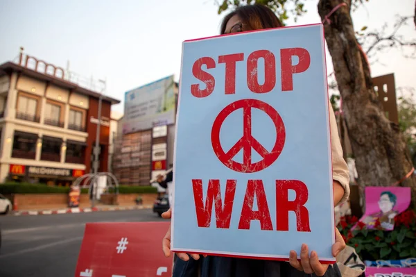 CHIANG MAI, THAILAND - 27 Şubat 2022: Bir protestocu Rusya 'nın Tha Phae Kapısı' ndaki Ukrayna işgaline karşı 
