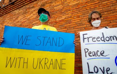 CHIANG MAI, THAILAND - 06 Mart 2022: Eylemciler, Rusya 'nın Tha Phae Kapısı' nda Ukrayna 'yı işgaline karşı barışçıl bir gösteri sırasında pankart tutuyorlar