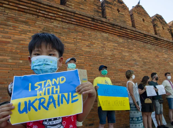 CHIANG MAI, THAILAND - 06 Mart 2022: Bir çocuk, Rusya 'nın Tha Phae Kapısı' ndaki Ukrayna işgaline karşı barışçıl bir gösteri sırasında 