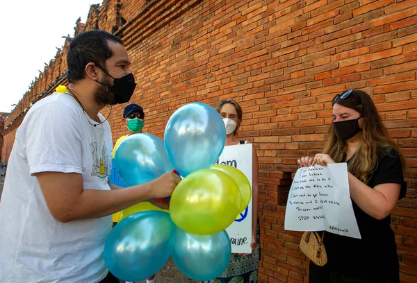 Chiang Mai Tajlandia Marca 2022 Tajski Protestujący Rozdający Niebiesko Żółte — Zdjęcie stockowe