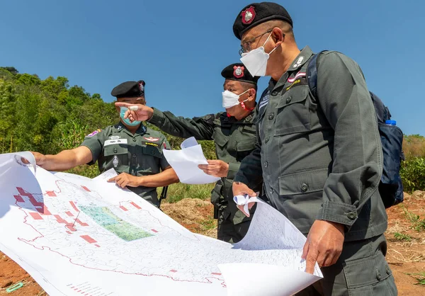 CHIANG MAI, THAILAND - 25 Şubat 2022: Tayland Sınır Devriyesi Bölge 3 görevlisi Mae Wang bölgesinde afyon tarlasını imha ederken işlenmemiş afyon eroin olarak işlenebilir.