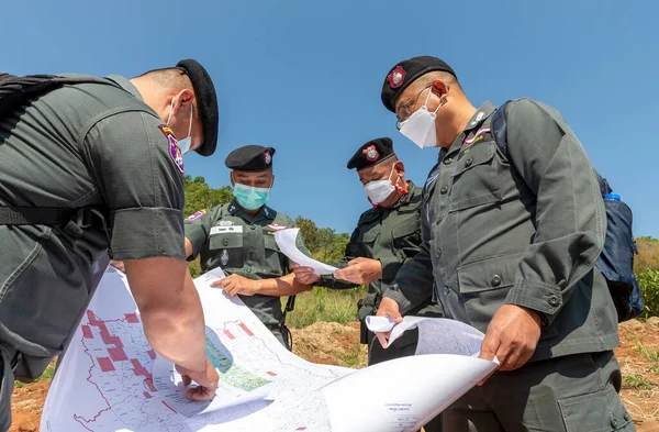 CHIANG MAI, THAILAND - 25 Şubat 2022: Tayland Sınır Devriyesi Bölge 3 görevlisi Mae Wang bölgesinde afyon tarlasını imha ederken işlenmemiş afyon eroin olarak işlenebilir.