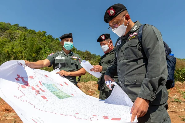 CHIANG MAI, THAILAND - 25 Şubat 2022: Tayland Sınır Devriyesi Bölge 3 görevlisi Mae Wang bölgesinde afyon tarlasını imha ederken işlenmemiş afyon eroin olarak işlenebilir.