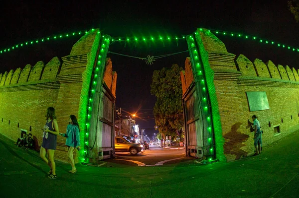 CHIANG MAI, THAILAND - 17 Mart 2022: Tha Phae Kapısı 'nda turistler ve Taylandlılar görüldü. İrlanda Ulusal Günü 'nü (Aziz Patrick Günü) kutlamak için binaya yeşil ışık yakıldı. 70 'ten fazla ülkede