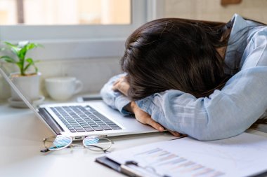 Stresli ve sinirli Asya iş kadını ofiste dizüstü bilgisayar ile çalışma