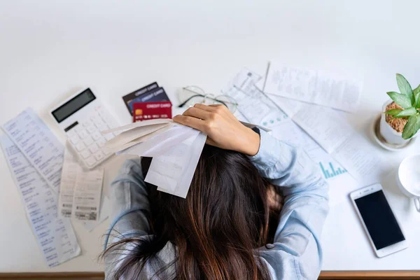 Gestresste Jonge Vrouw Berekenen Maandelijkse Woonlasten Belastingen Bankrekening Saldo Credit — Stockfoto