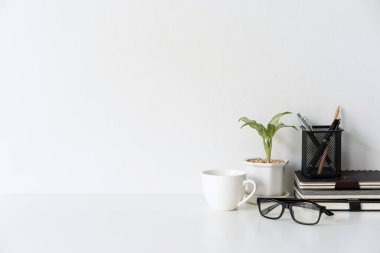 Modern ve şık çalışma alanı masa başı ofis malzemeleri ve beyaz arka plan ve kopyalama alanı ile modellenir.