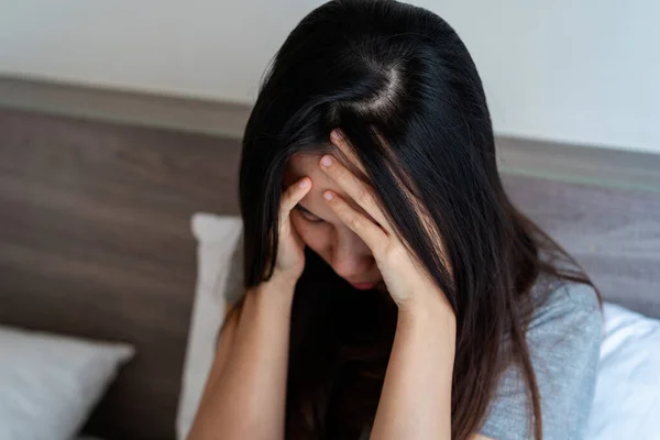 Eenzame Jonge Vrouw Voelt Zich Depressief Gestrest Zittend Slaapkamer Negatieve — Stockfoto